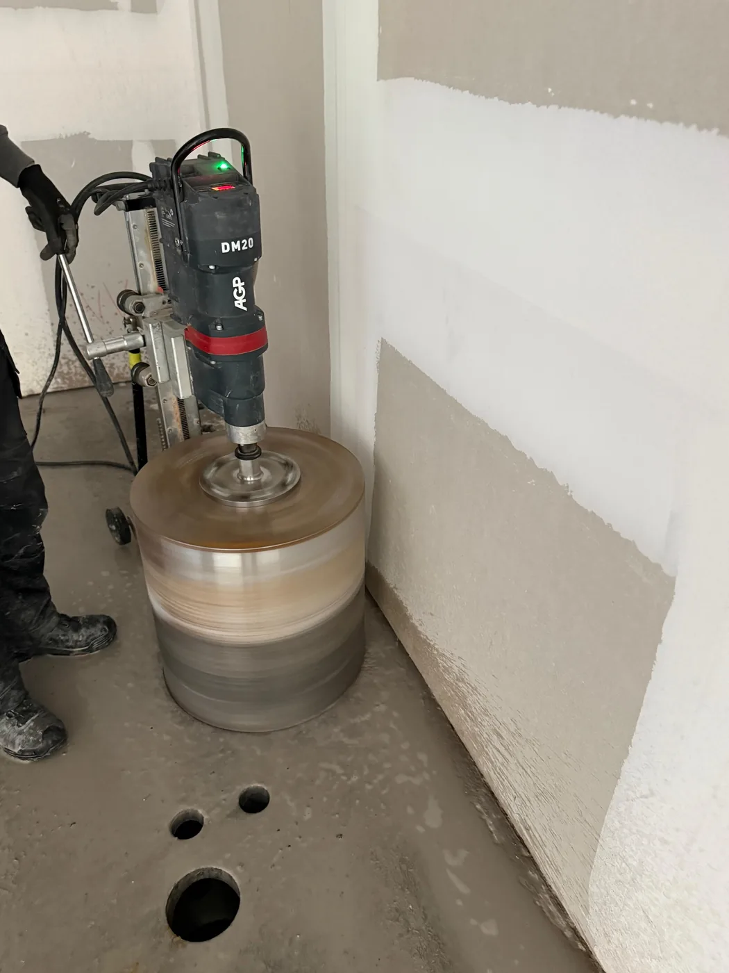 AGP DM20 met 500 mm diamantboorkroon boort door een betonvloer in Eindhoven &mdash; Boorkoning