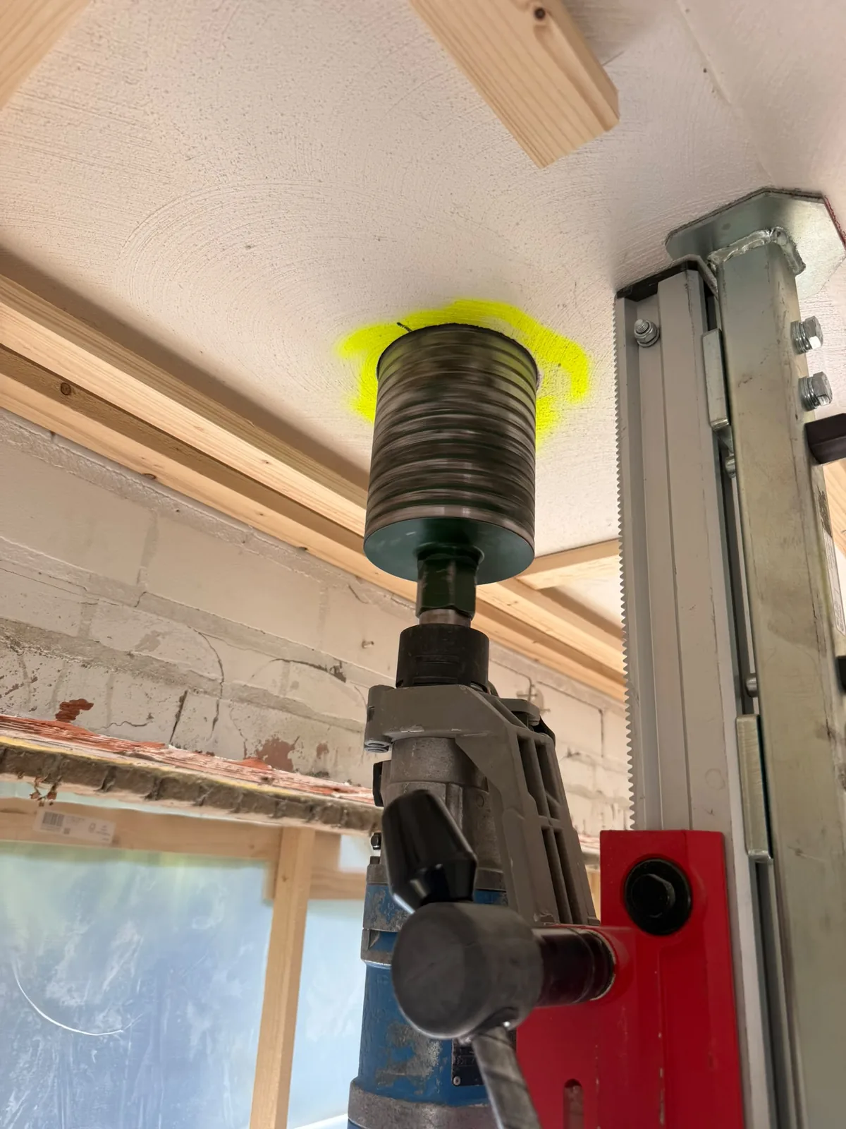 Kernboring plafond boorstatief houtbalklaag — droog boren omhoog met boorstatief