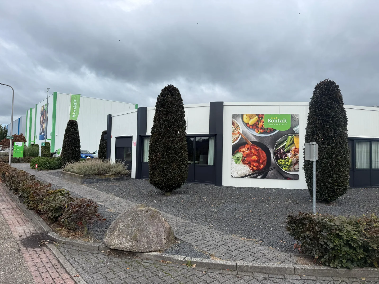 Het pand van maaltijdproducent Bonfait aan de Faradayweg in Denekamp, waar Boorkoning kernboringen zette voor vloeronderzoek