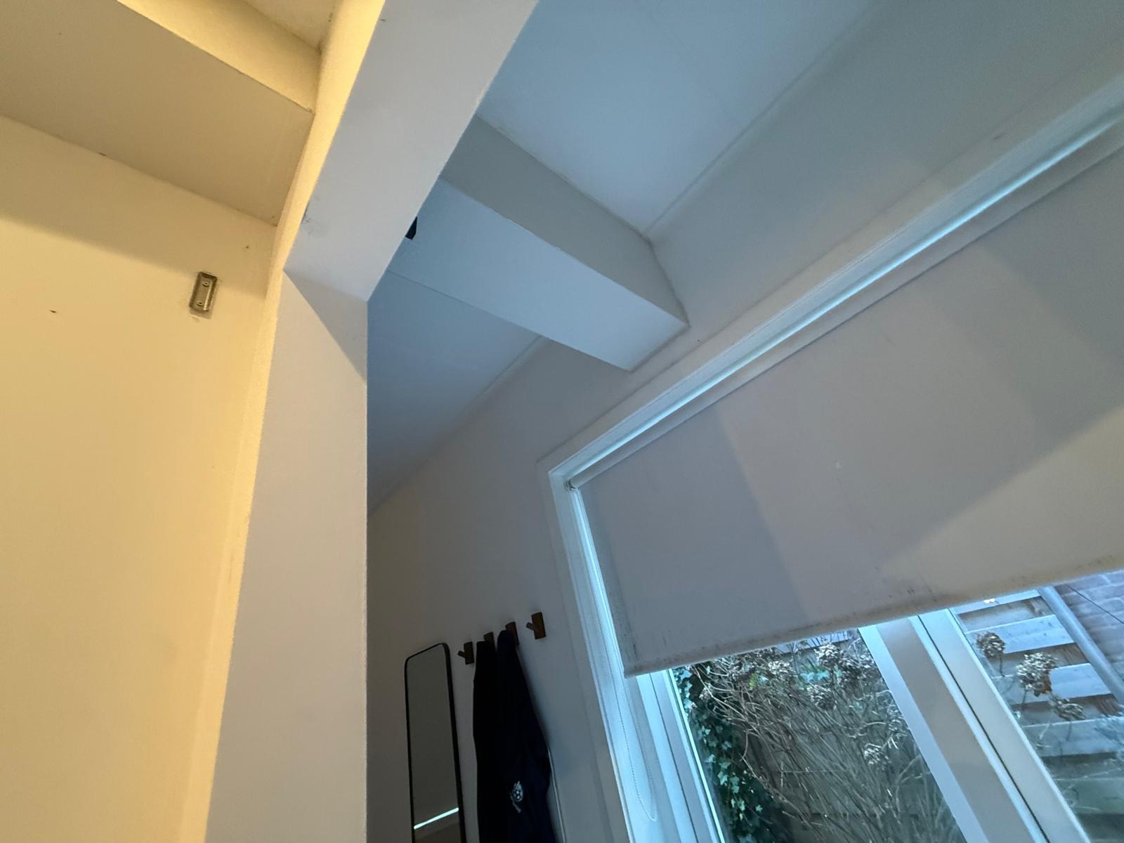 Diagonale koof in hoek gips schilderklaar opgeleverd