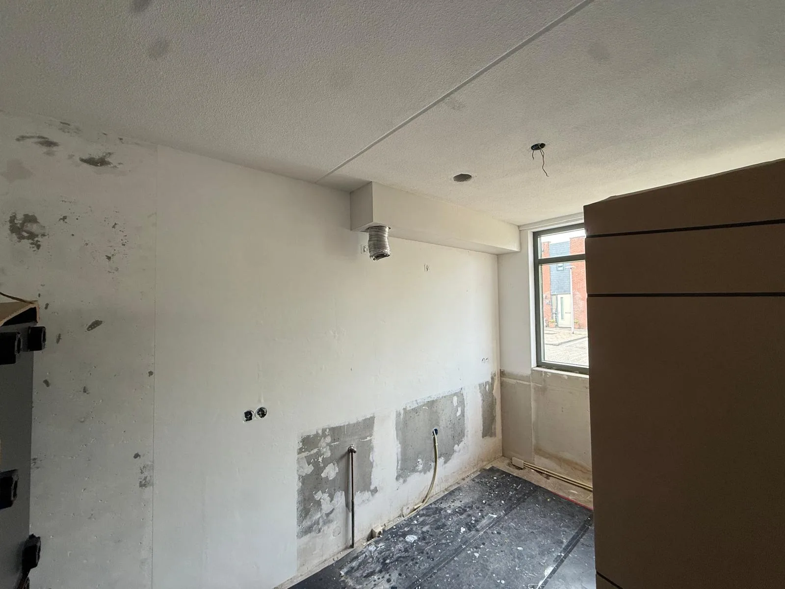 Koof doorvoer afzuigkap ingebouwd tijdens renovatie
