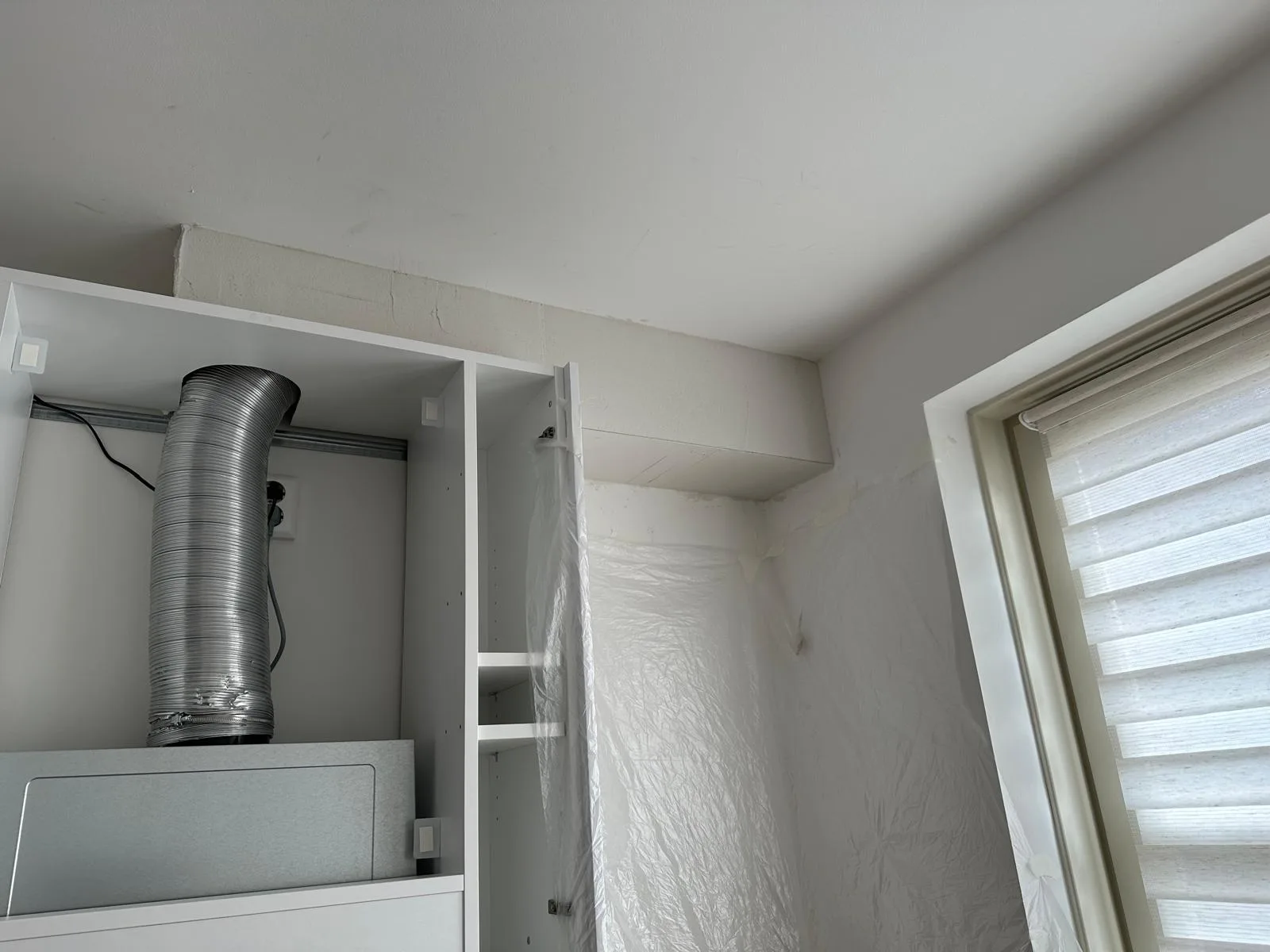 Flex slang weggewerkt in koof inside aanzicht installatie