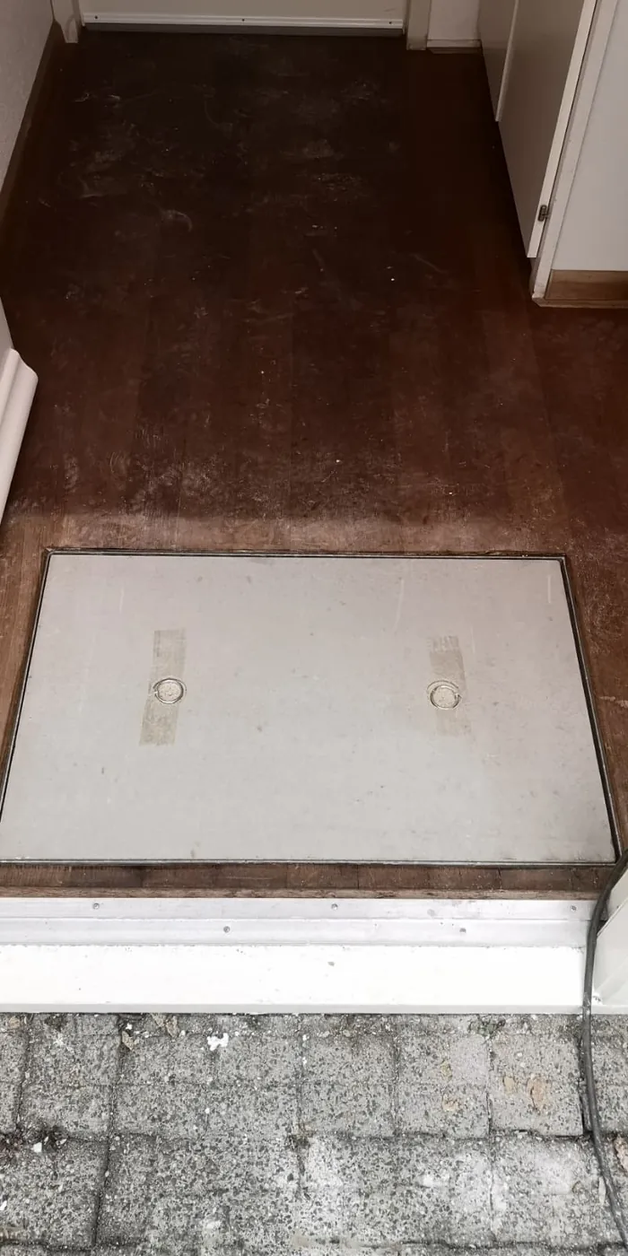 Afgewerkt kruipluik op maat in Eindhoven &mdash; ge&iuml;soleerd luik met verzonken handgrepen, vlak in de vloer