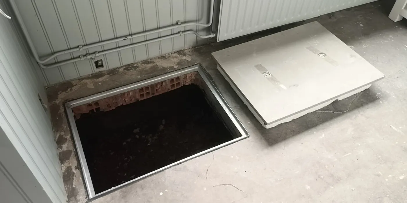 Op maat gezaagde vloeropening in Tilburg met stevig metalen kruipluik-kader