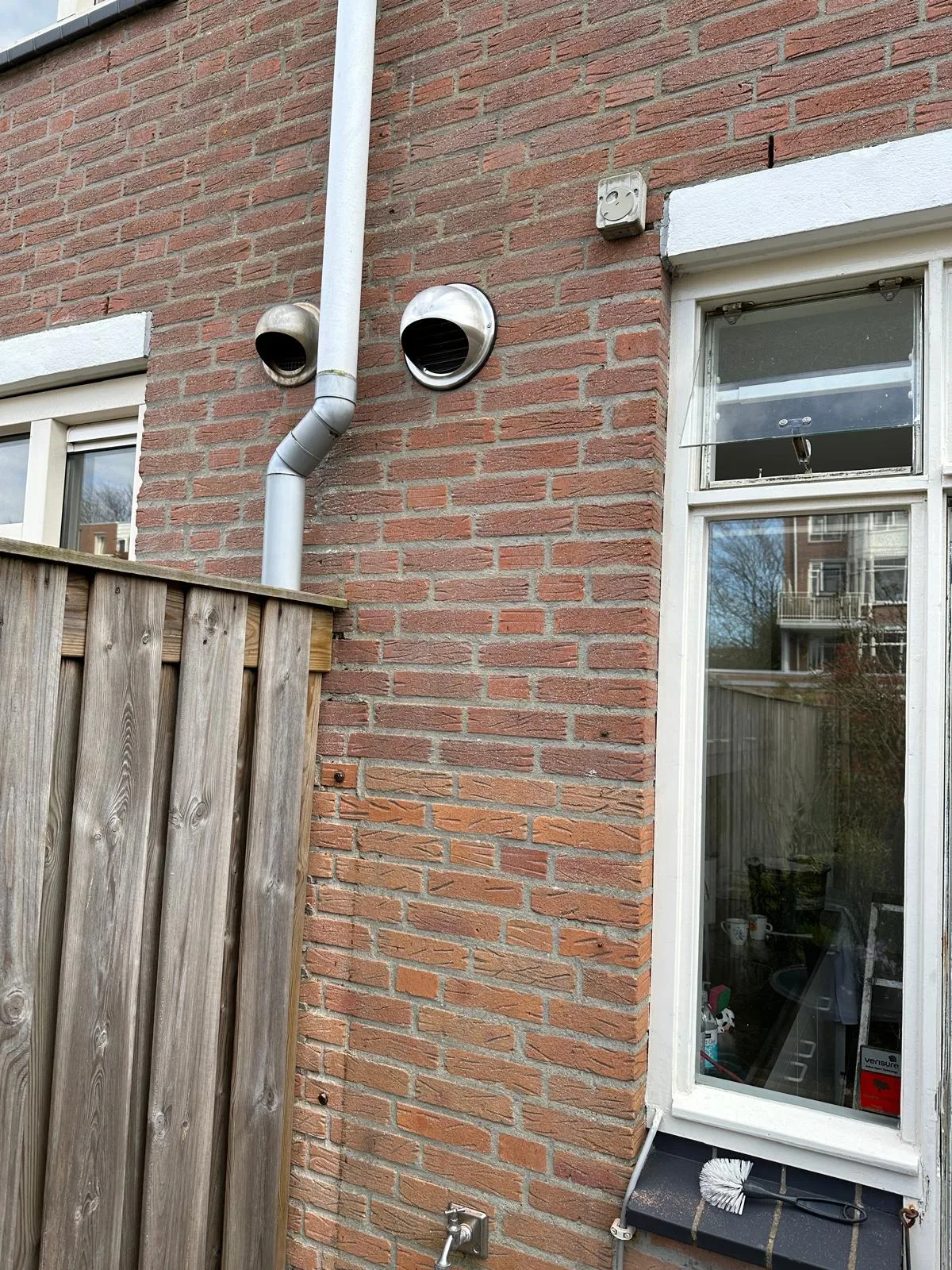 Kruipruimte na sanering — ventilatieroosters geplaatst, schoon resultaat