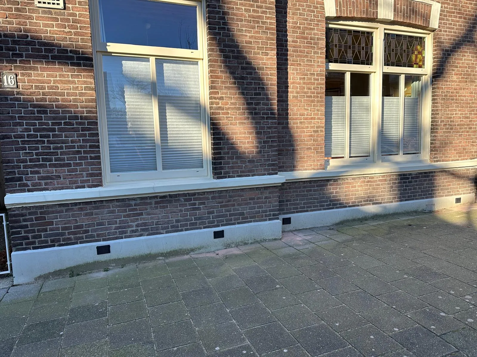 Ventilatierooster kruipruimte aanbrengen — boring in fundering door Boorkoning
