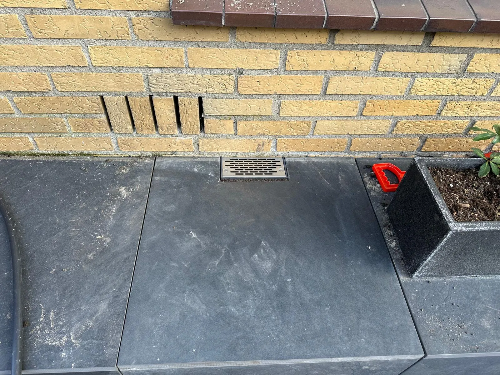 Ventilatierooster geplaatst in kalkzandstenen fundering — all-in &euro;105