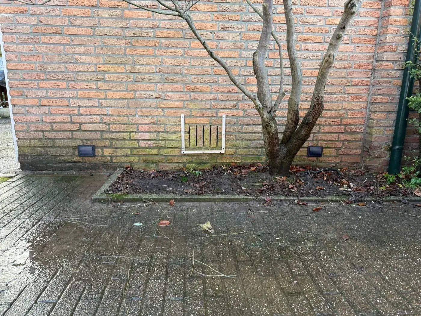 Koekkoek ventilatierooster geplaatst in rode baksteengevel