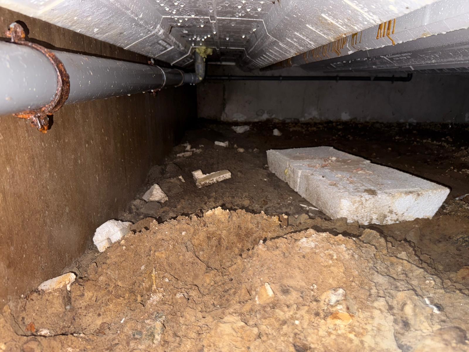 Vochtige kruipruimte met condensatie voor ventilatie plaatsing