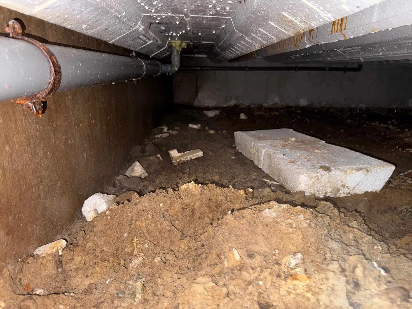 Vochtige kruipruimte met condensatie voor ventilatie plaatsing