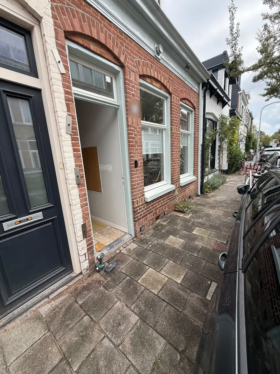 Kruipruimte ventilatie Waalwijk &mdash; Dezelfde tussenwoning vanaf de stoep, met de roosters onderaan de gevel
