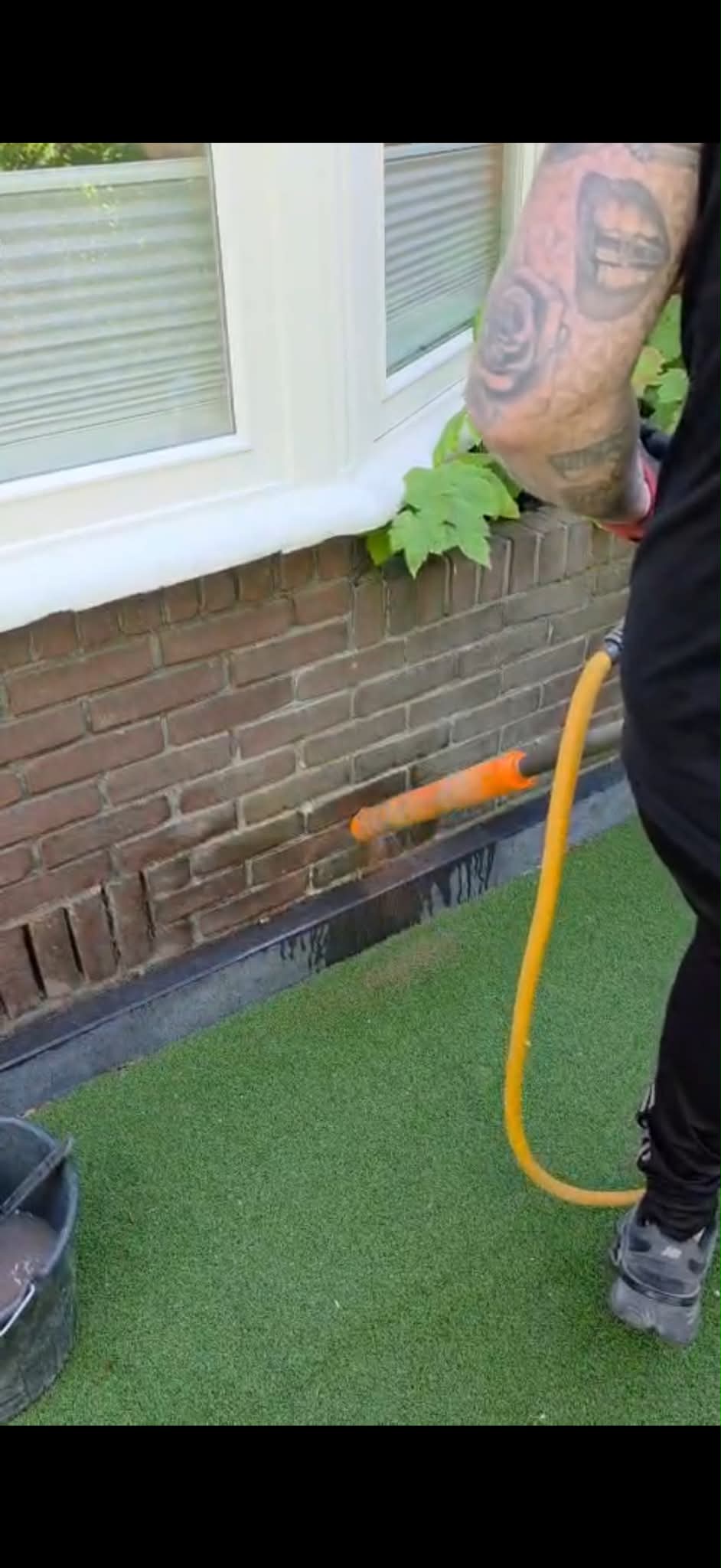 Kruipruimte ventilatie Oss &mdash; boring laag in de bakstenen gevel, net boven het maaiveld