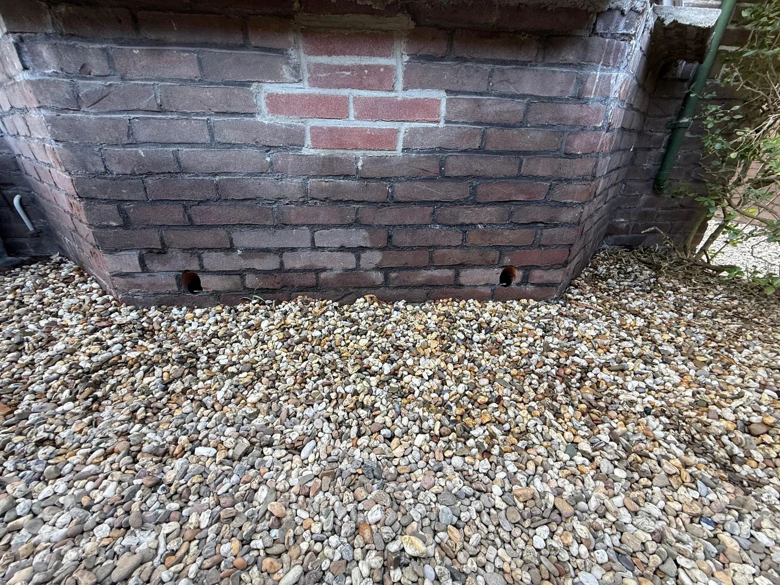 Twee ventilatiedoorvoeren geboord in de gevel voor dwarsventilatie van de kruipruimte — Valkenswaard