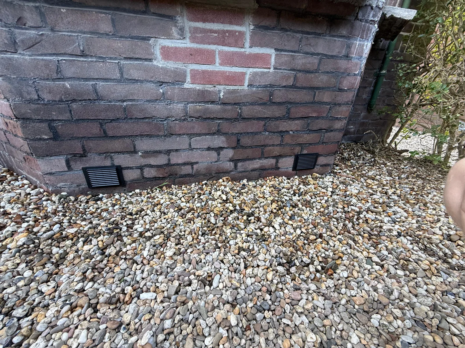 Twee ventilatieroosters geplaatst in de gevel voor de kruipruimte — Valkenswaard