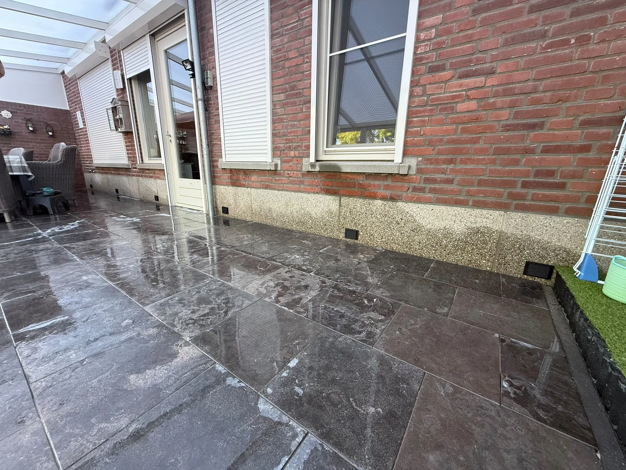 Ventilatierooster in buitenmuur kruipruimte — boren door fundering