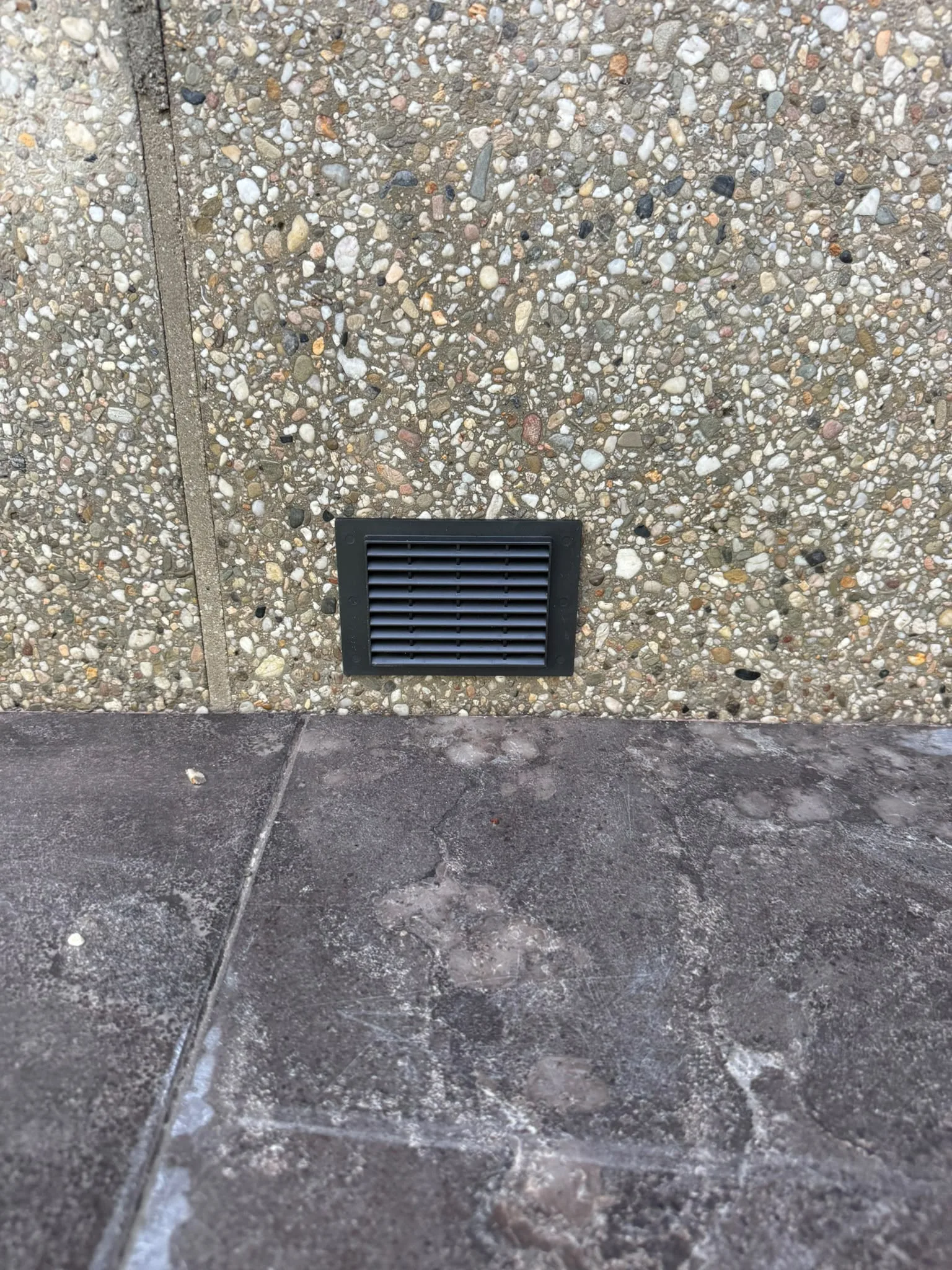 Kruipruimte ventilatierooster — aangebracht in fundering door Boorkoning