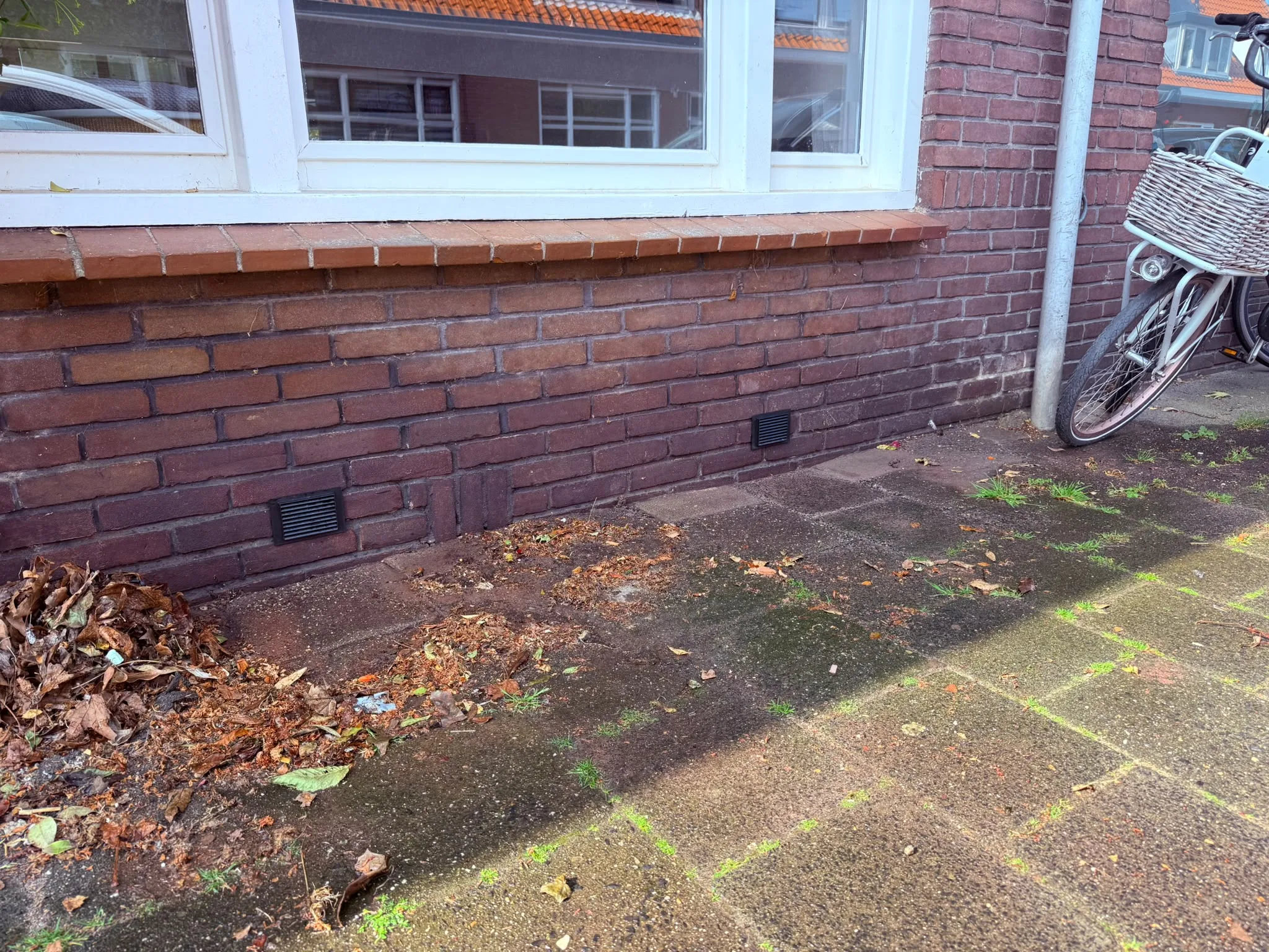 Kruipruimte ventilatieroosters in bakstenen gevel — boren door fundering
