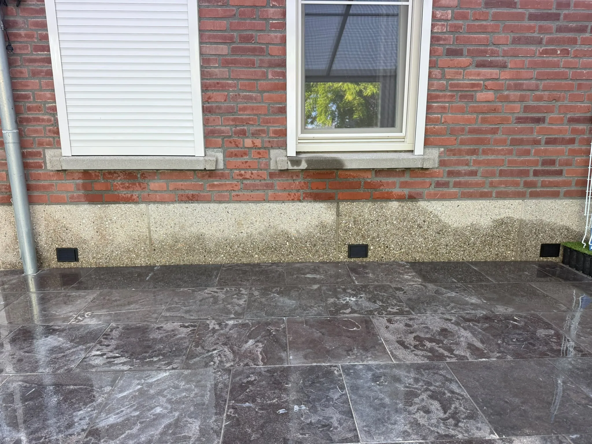 Twee ventilatieroosters in kruipruimte fundering — oplossing vochtproblemen