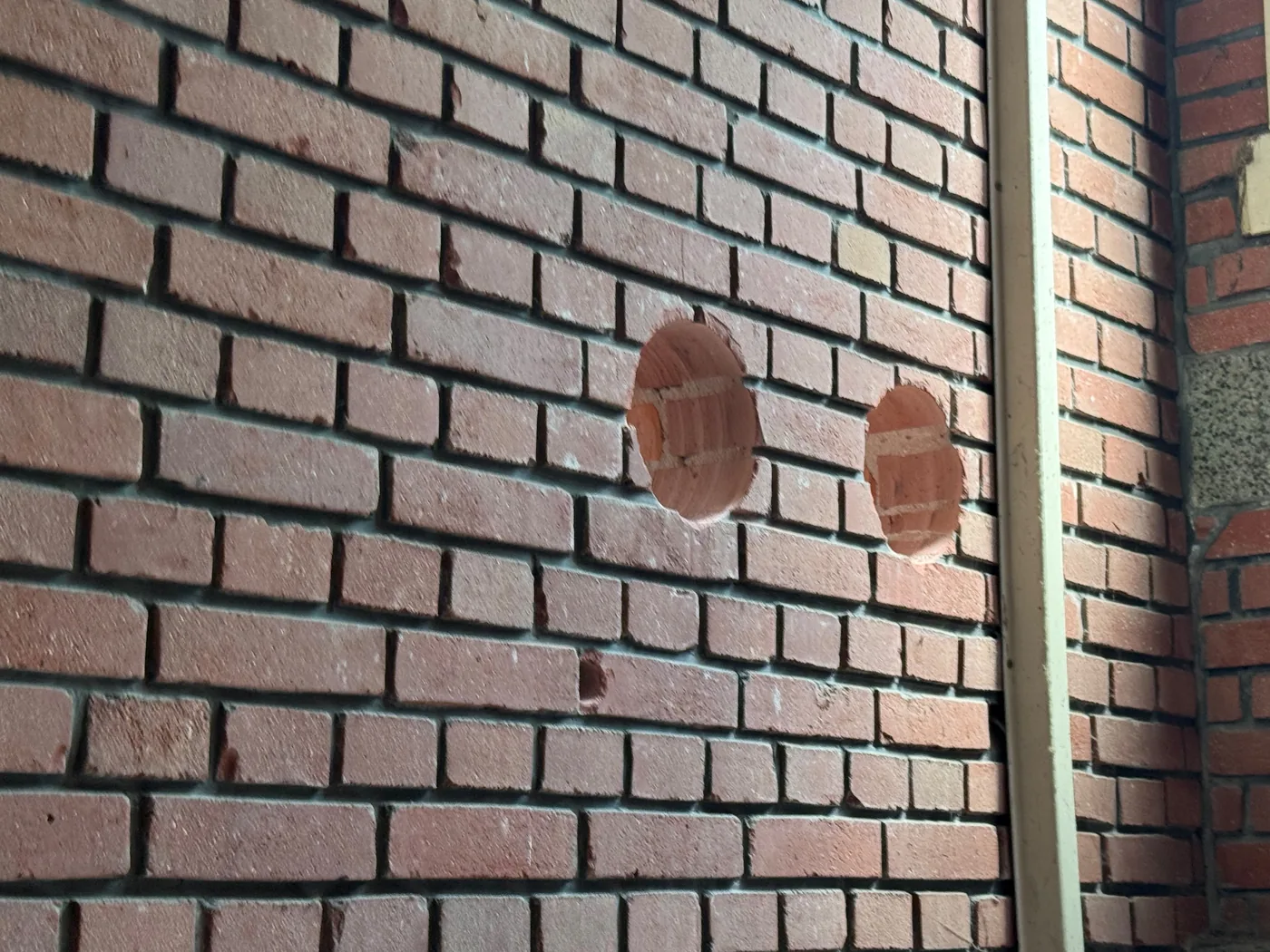 Twee monoblock airco doorvoeren in de bakstenen buitengevel in Eindhoven