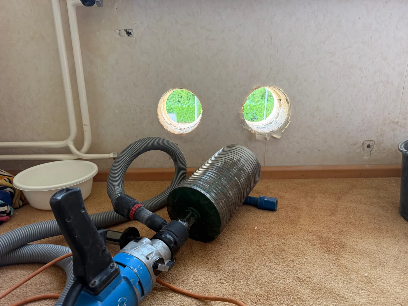 Monoblock airco gat boren met een diamant-kernboor en stofafzuiging, droog geboord met twee doorvoeren klaar