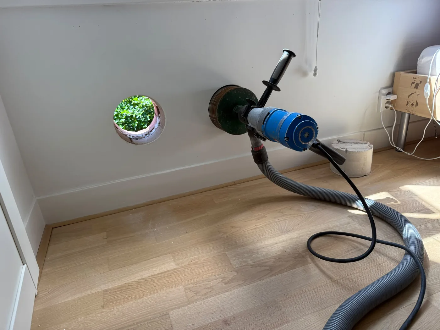 Monoblock airco gat boren in Uden met diamantkernboor en stofafzuiging