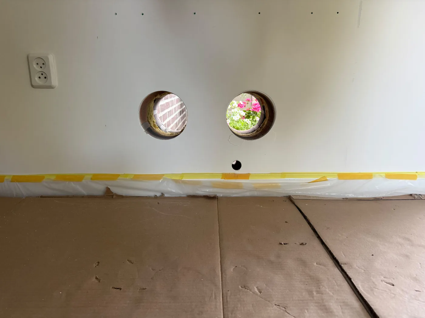Twee monoblock airco doorvoeren in de gevel in Venray, werkplek afgeplakt
