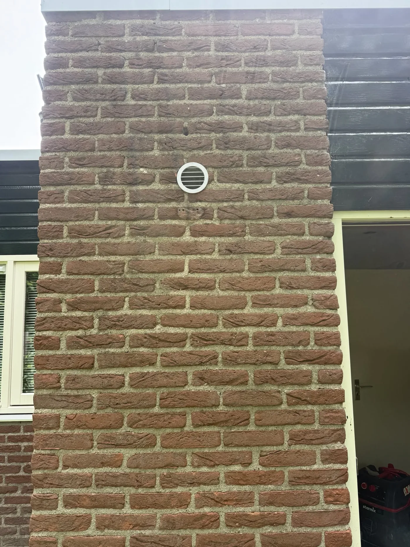 Gevelrooster aan de buitenkant van de gevel voor verse luchttoevoer — Maarheeze