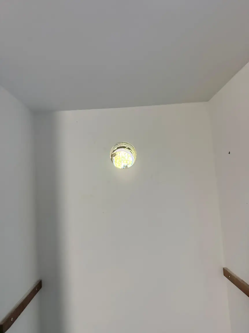 De ventilatie-doorvoer van binnenuit met daglicht, klaar voor de inlaat in Eindhoven Stratum