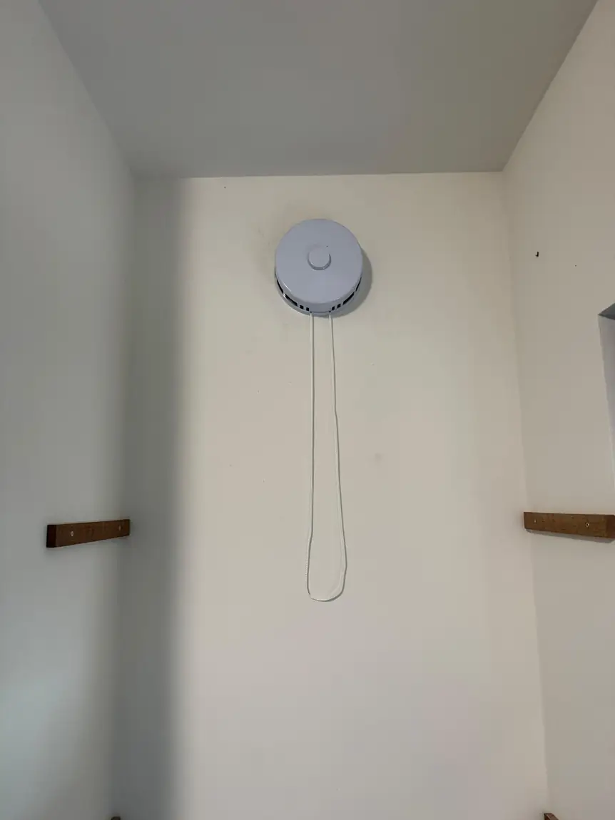 Zelfregelend toevoerventiel voor natuurlijke ventilatie, netjes afgewerkt met bedieningskoord