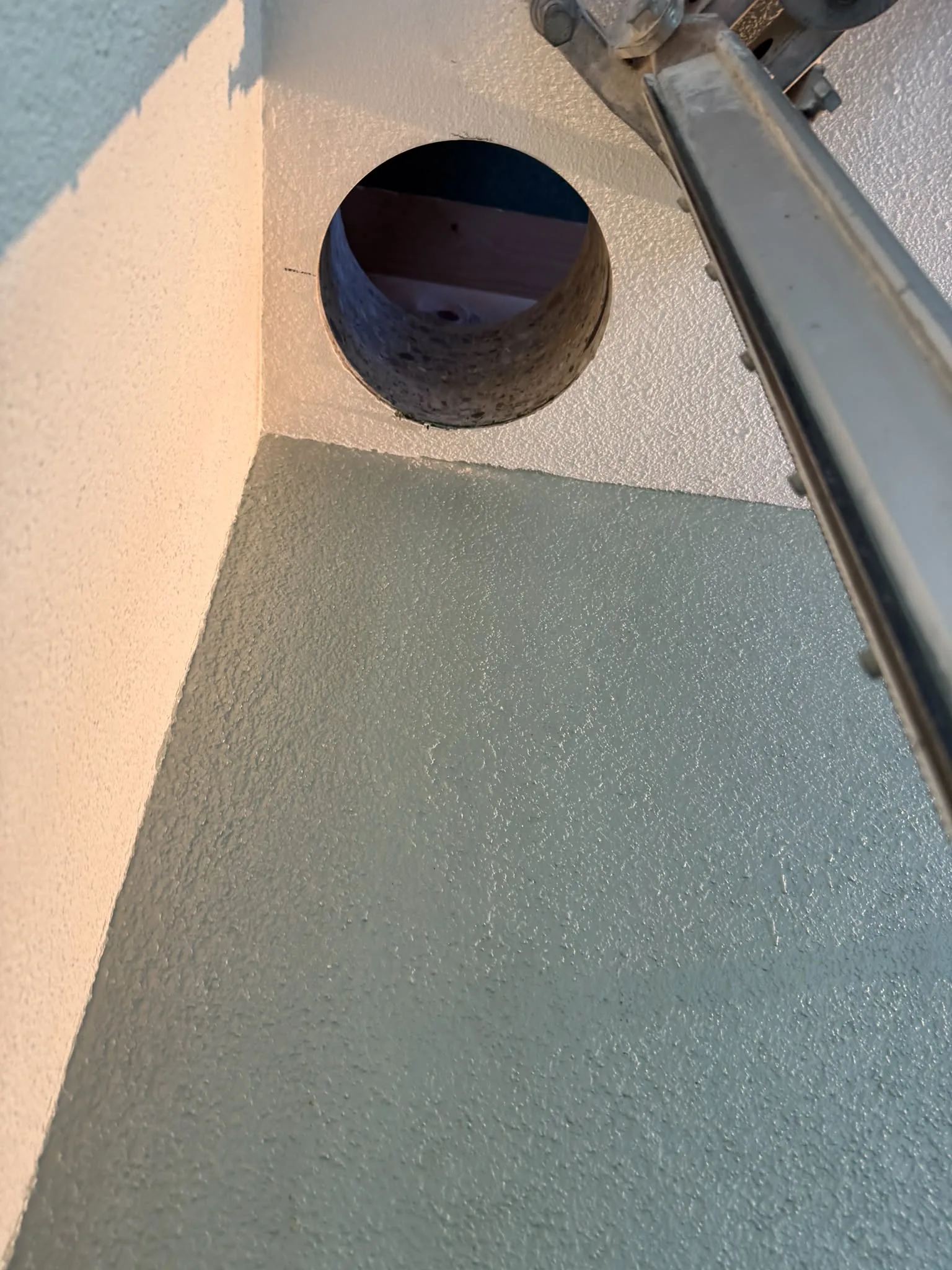 Resultaat: strakke ronde doorvoer van 250 mm door de betonvloer — Tilburg