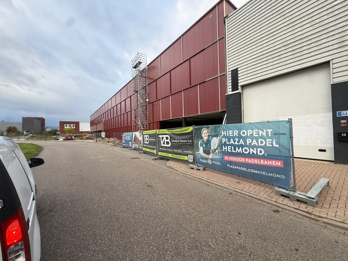 Bouwplaats in Helmond met het bord: hier opent Plaza Padel Helmond, 10 indoor padelbanen