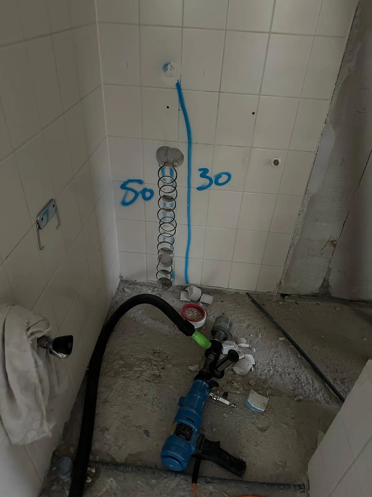 Sleuven frezen badkamer tegels verticale sleuf