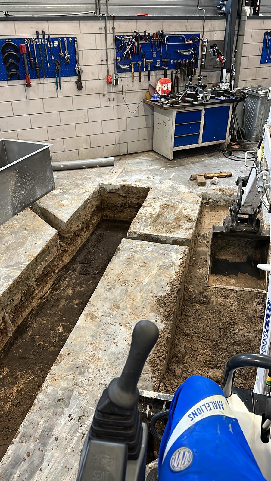 U-vormige sleuf in betonvloer werkplaats met Naelions minigraver