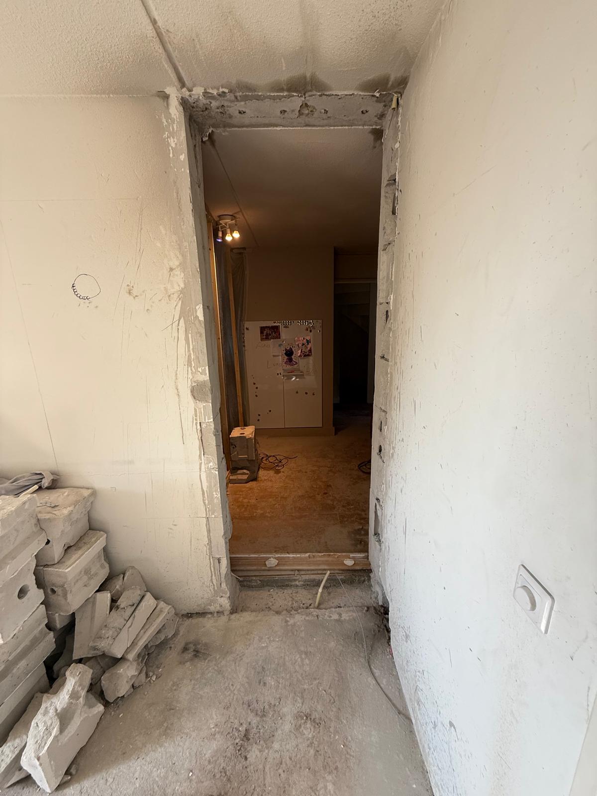 Deuropening doorgebroken in betonwand