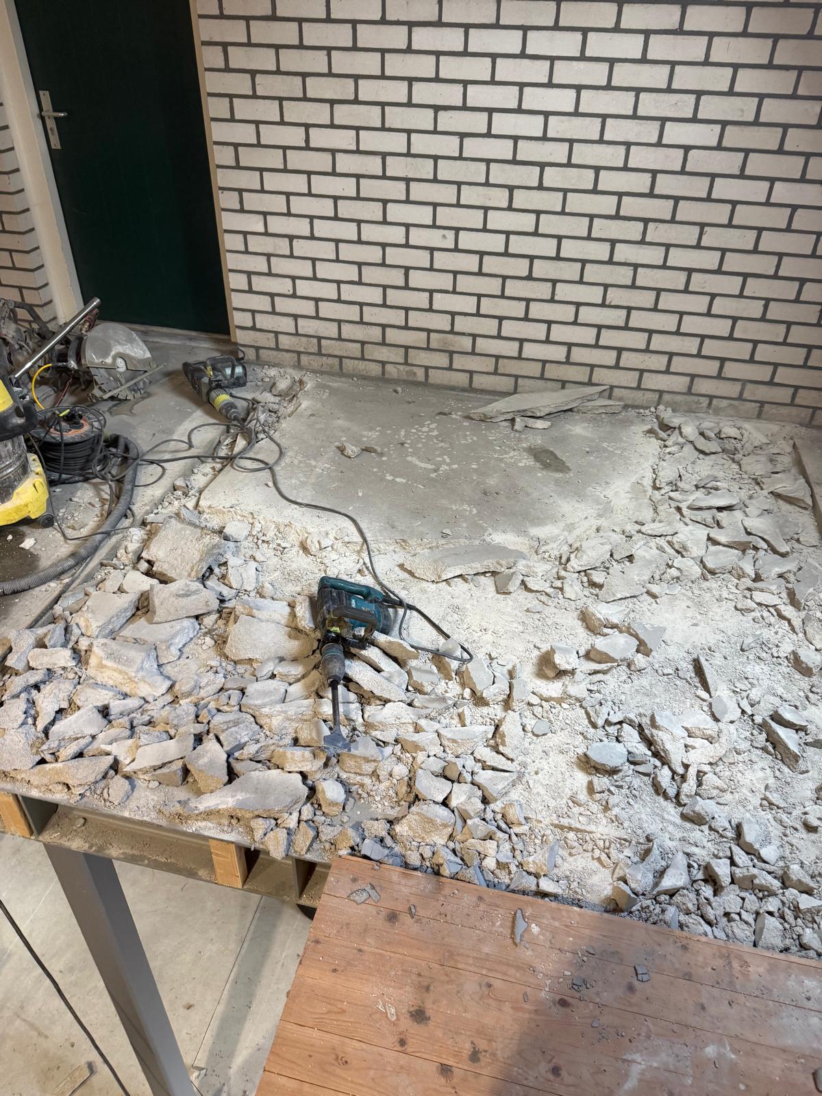 Makita sloophamer op gebroken betonvloer terras sloopwerk