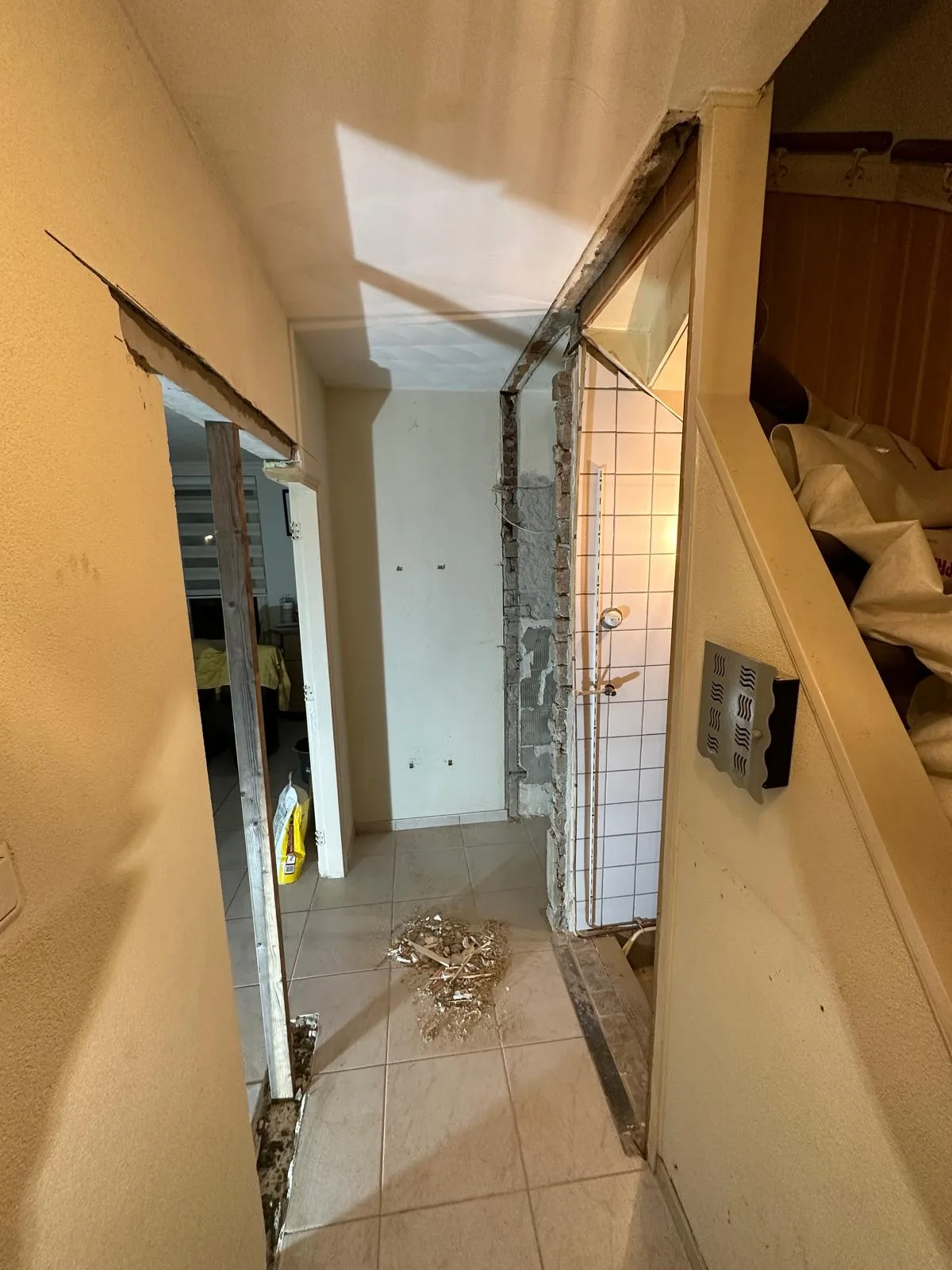 Binnenmuur slopen — tussenmuur doorbroken met doorzicht naar aangrenzende ruimte