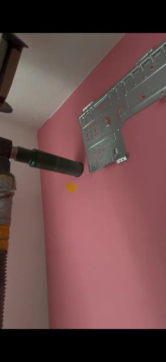 Diamantkernboor boort de doorvoer voor de split airco koelleidingen naar buiten in Philipsdorp, Eindhoven