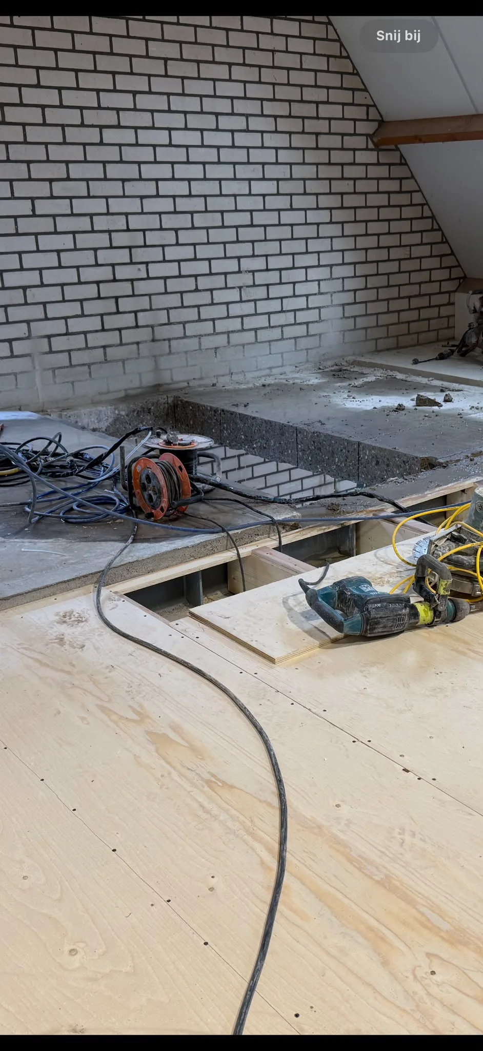Afgerond trapgat in betonvloer — rechthoekige opening gezaagd door Boorkoning, Wintelre