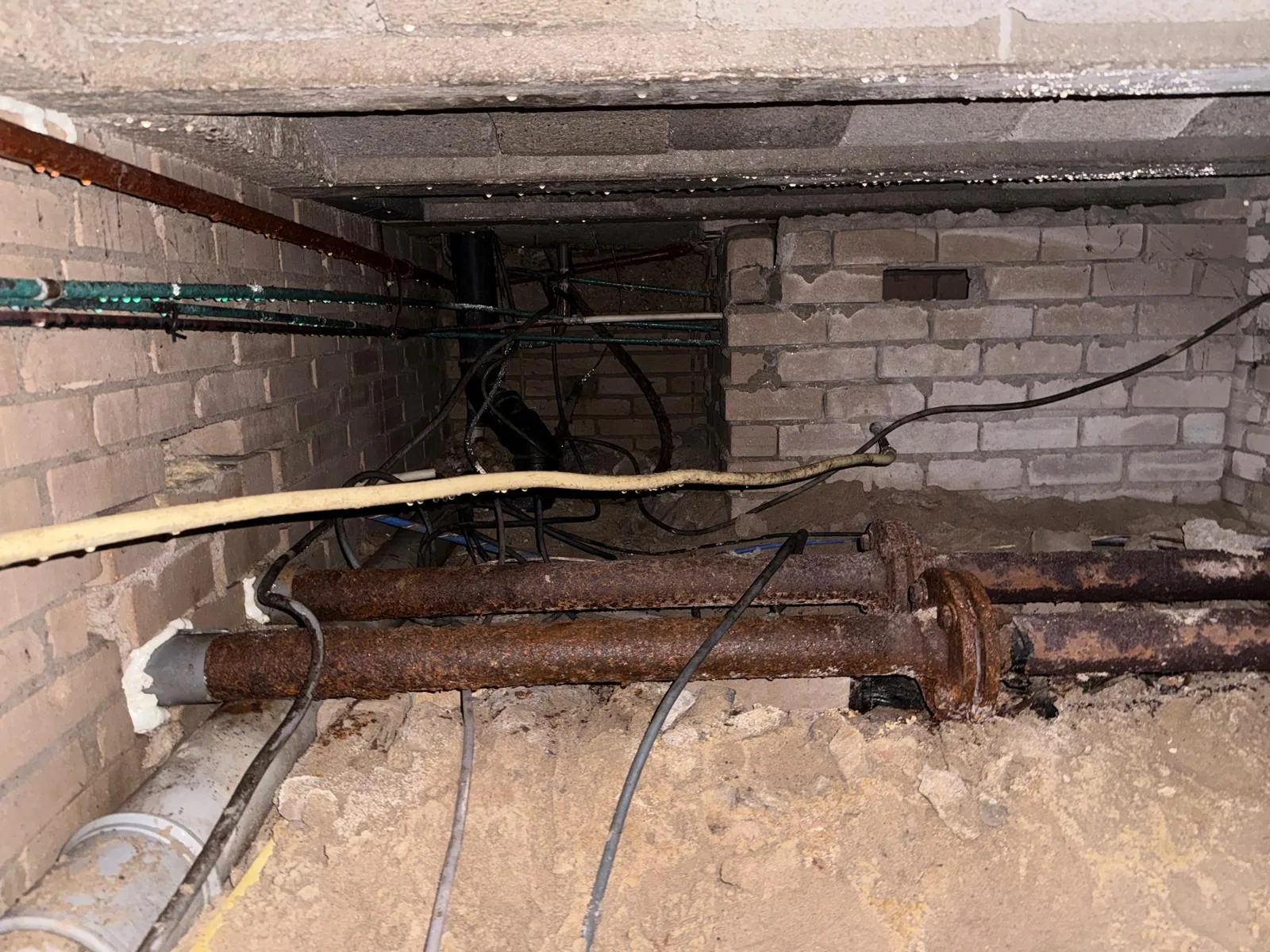 Kruipruimte ventileren Uden -- renovatiebuis met rooster geplaatst