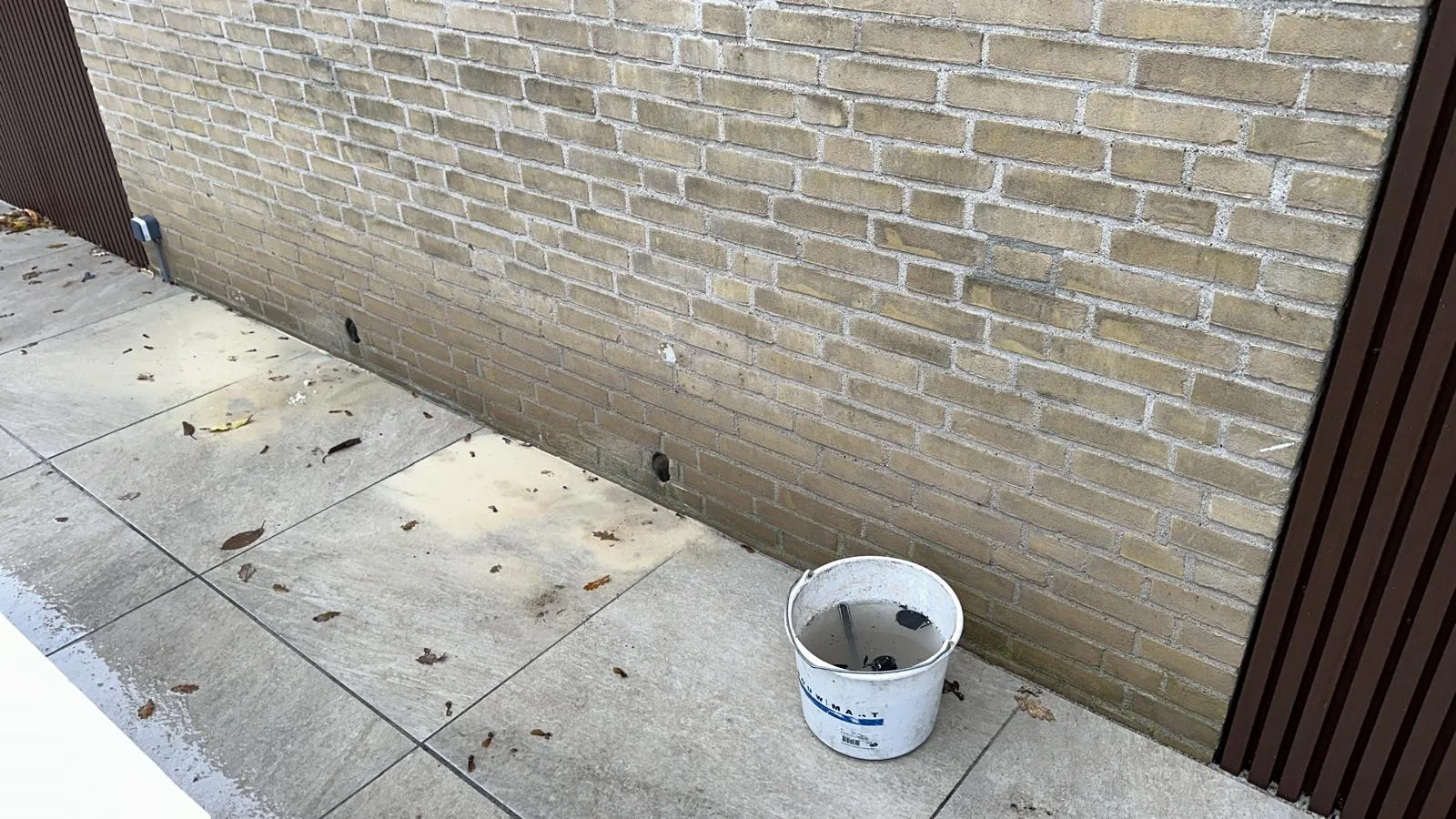 Ventilatiegat boren Uden -- droge kruipruimte na plaatsen roosters
