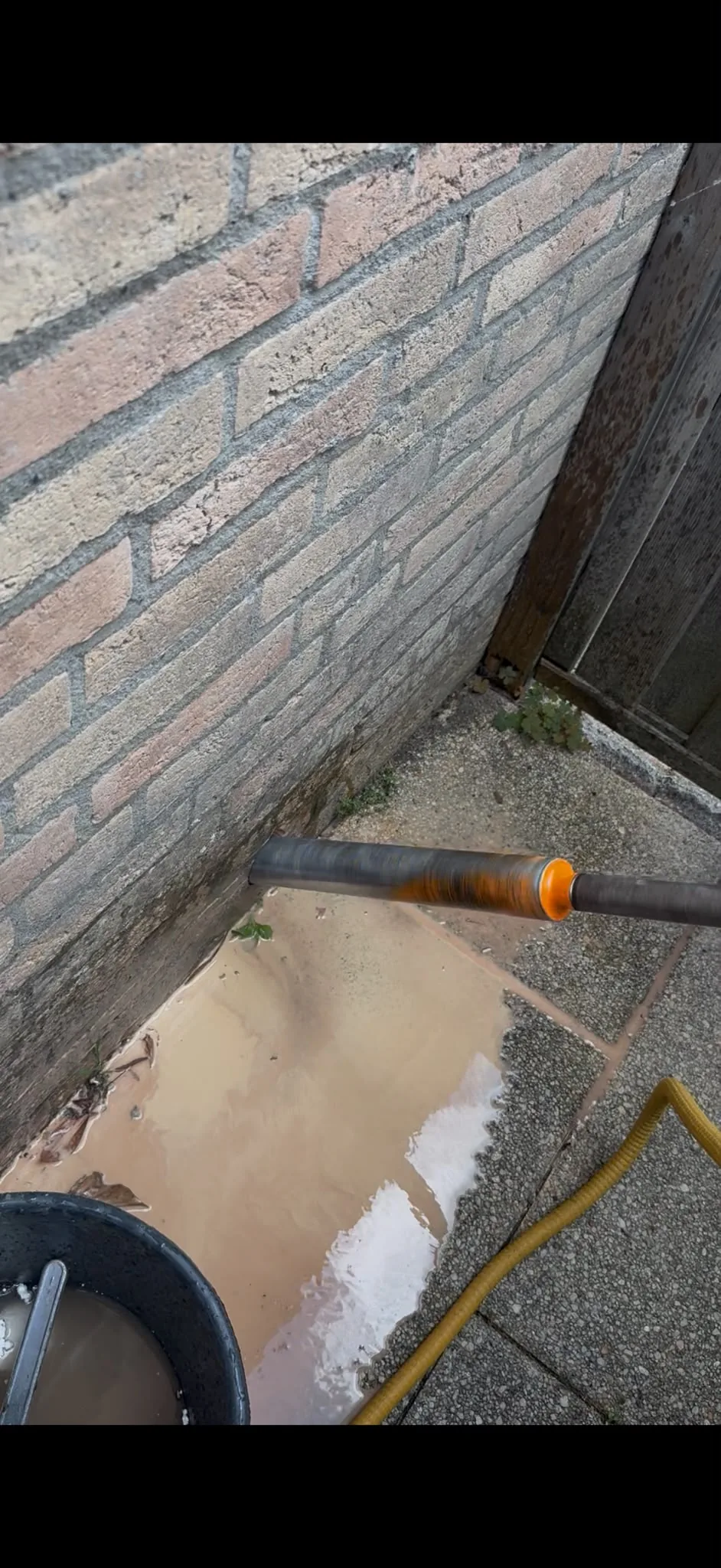 Ventilatiegaten boren buitenzijde fundering — boor zijkant aanzicht