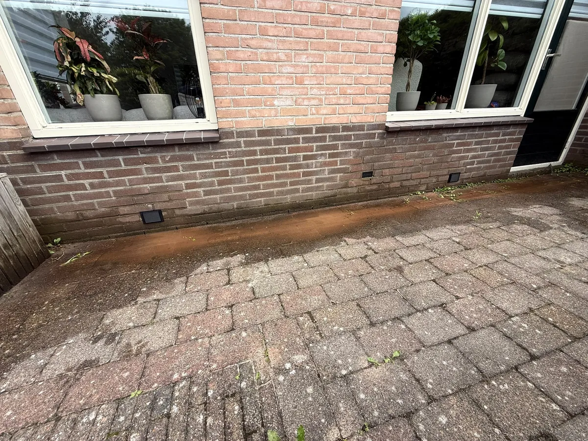 Ventilatiegaten boren kruipruimte — roosters geplaatst in baksteen fundering Boorkoning