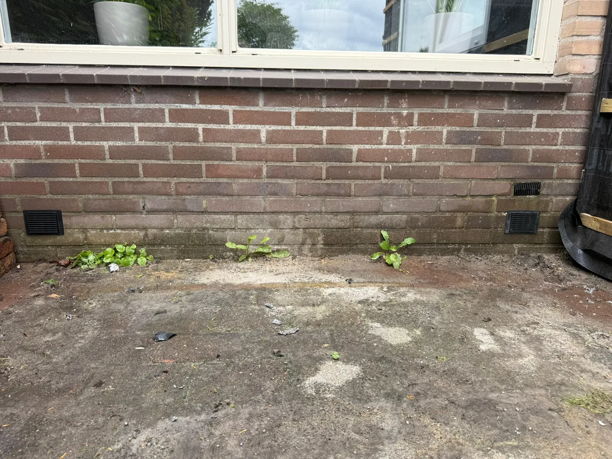 Ventilatierooster geplaatst in baksteen fundering — na afwerking