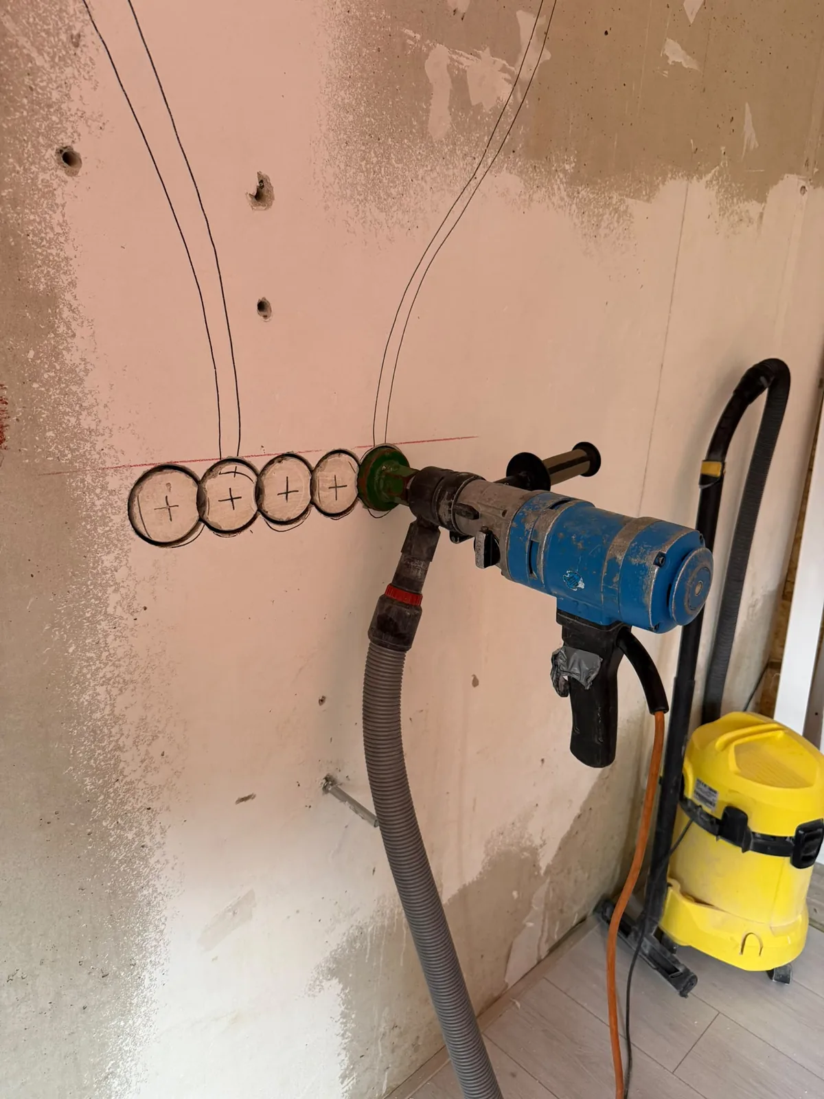 Wandcontactdoos gaten boren in muur — kernboor actie met meerdere markeringen