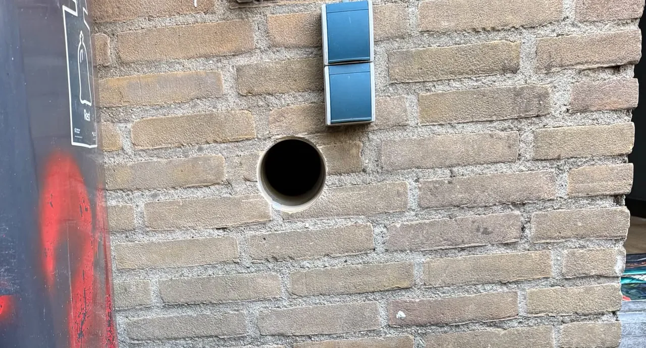 Wasdroger afvoer naar buiten &mdash; gat door de muur