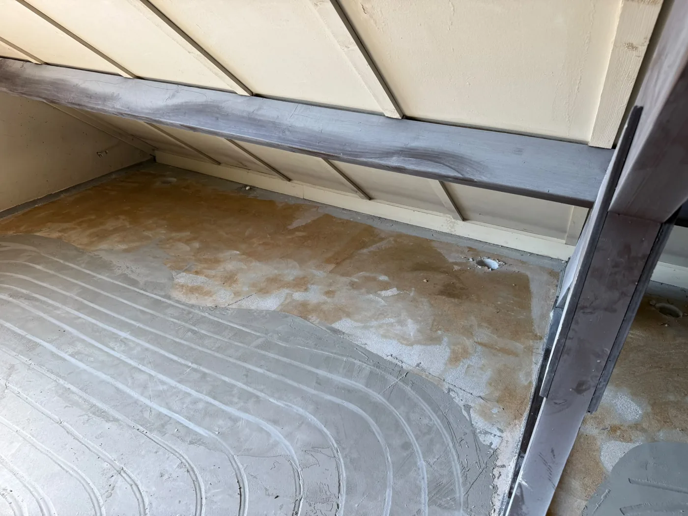 WTW boring onder het knieschot op zolder — geboorde doorvoer in betonvloer Veldhoven
