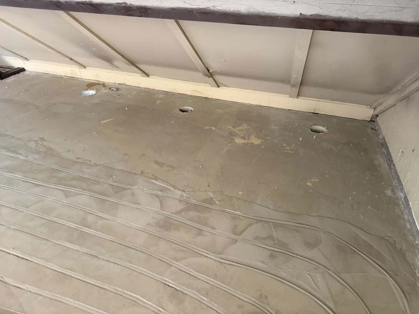 Afgewerkte WTW doorvoer onder knieschot zolder Veldhoven — eindresultaat