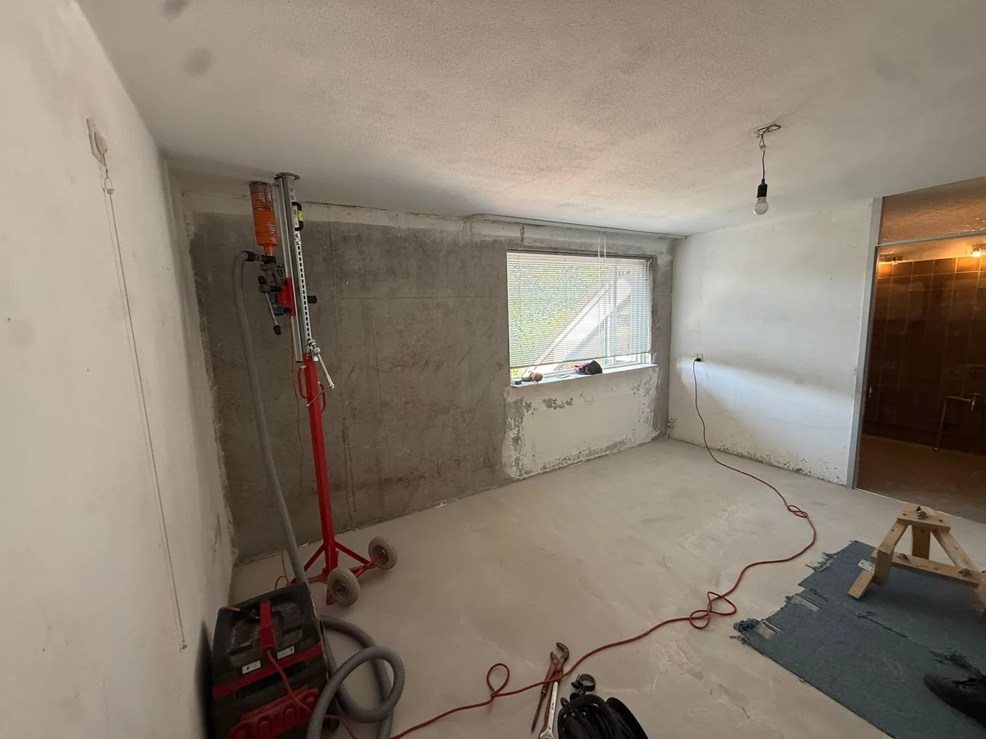 Boorstatief opgesteld voor WTW gaten boren in betonwand Veldhoven
