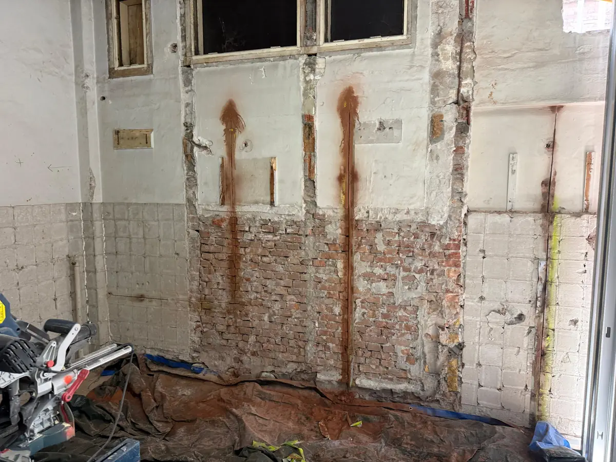 Oud winkelpand in Tilburg tijdens de verbouwing, de volsteens bakstenen muur met strakke zaagsnedes