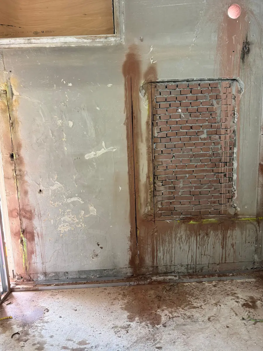 Strakke zaagsnedes in de volsteens bakstenen muur in Tilburg, nat van de waterkoeling